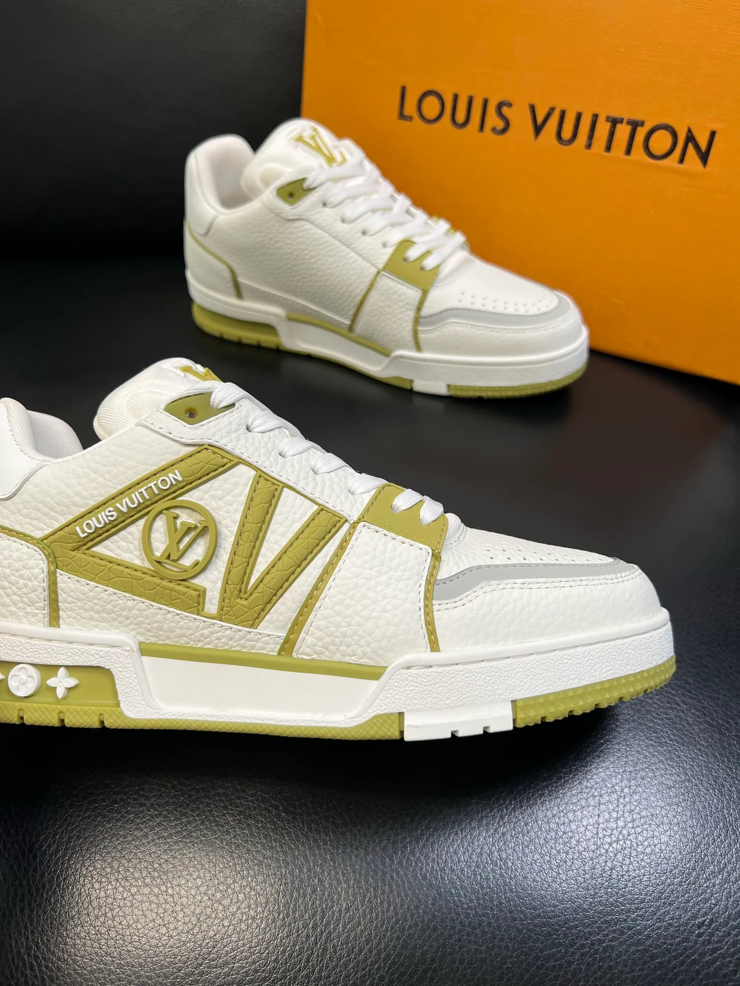Men's shoes 💰900 Lv top purchasing agent Louis Vuitton, sports sneakers counter synchronization, uppers imported from Italy, high-quality splicing colorful complex crafts, imported mesh pads are soft and comfortable, soles: original soles specially provided by the original factory, T men's shoes 💰U exclusive movable molded soles super comfortable, original factory and single goods, high quality, welcome to compare, code number 39-44 (customized 38 45)